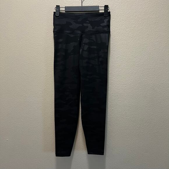 Old Navy Active Elevate Leggings Go-Dry Black Camouflage Print Athleisure Size S - Picture 2 of 7